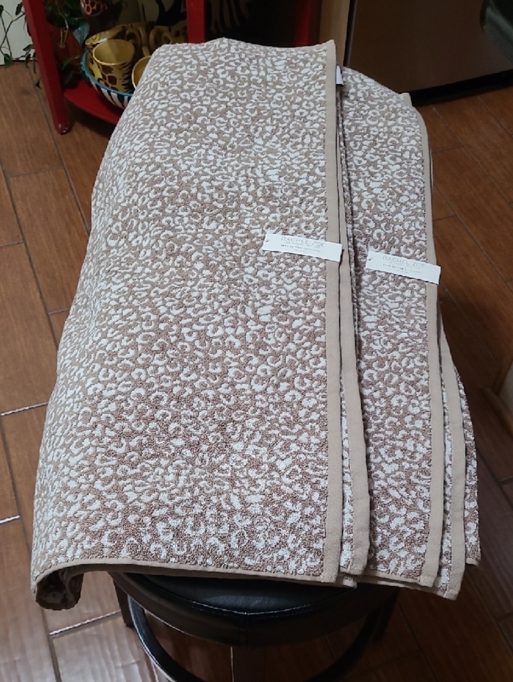 Rachel Zoe Cheetah Mink Coconut Bath Sheet Set - Picture 10 of 14